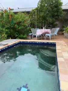 Piscina de la sau aproape de Ocean View Beach House
