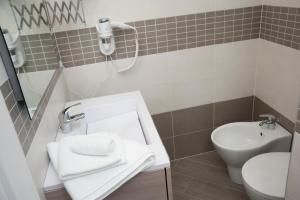 A bathroom at Filinona