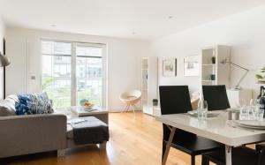 a living room with a table and a couch at Fabulous 3 Bed 2 Bath near Victoria Station in London