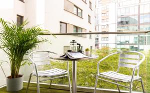 2 sedie e un tavolo sul balcone di Fabulous 3 Bed 2 Bath near Victoria Station a Londra