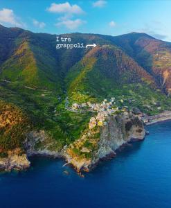 una isla con las palabras que contiene la propuesta en I TRE GRAPPOLI, en Corniglia