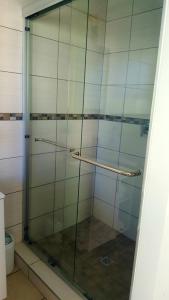 ジョージにあるRustverseker Self Catering Accommodationの浴室のガラス扉付きシャワー