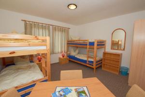 Poschodová posteľ alebo postele v izbe v ubytovaní Familienzimmer mit Gemeinschaftsbad