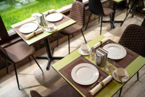 Reštaurácia alebo iné gastronomické zariadenie v ubytovaní Hotel Anna