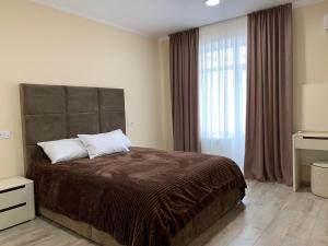 Un pat sau paturi într-o cameră la Сity Business Apart