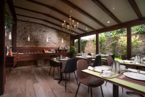 Reštaurácia alebo iné gastronomické zariadenie v ubytovaní Hotel Anna