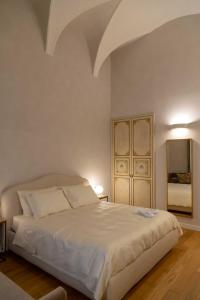 Un pat sau paturi într-o cameră la Dimora Storica Lo Svevo