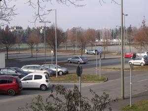 un mucchio di macchine parcheggiate in un parcheggio di Arena Apartment a Szombathely