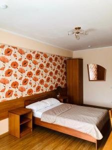 モスクワにあるホテル リーコンプの花の壁のベッドルーム1室(ベッド1台付)