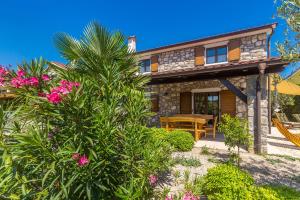 Zahrada ubytování Holiday Home Blue Ivy