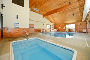 A piscina localizada em Days Inn by Wyndham Ozark Springfield ou nos arredores