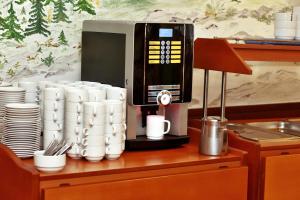 Kohvi ja tee valmistamise võimalus majutusasutuses Hotel SOREA ĎUMBIER