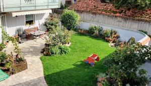 ein kleiner Garten mit einem Spielzeugauto im Gras in der Unterkunft Apartment / Ferienwohnungen Christ in Rothenburg ob der Tauber