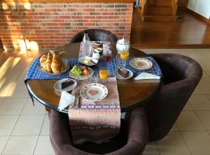 een tafel met eten en brood erop bij Côté Coteau in Villiers-sur-Loir