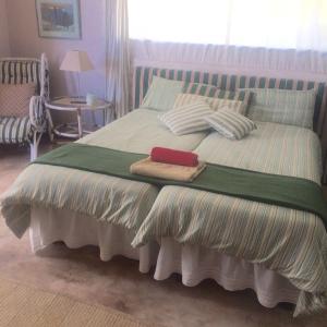 Un pat sau paturi într-o cameră la Ocean View Beach House