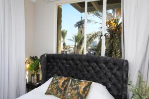 sypialnia z łóżkiem i dużym oknem w obiekcie Jaffa Garden boutique w Tel Awiwie