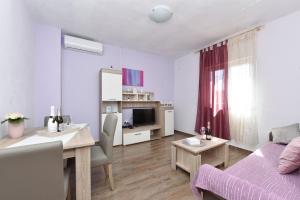 een woonkamer met een bank en een eetkamer bij Villa Nea in Knežević