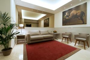 A seating area at Harry's Bar Trevi Luxury Apartments - Mignanelli