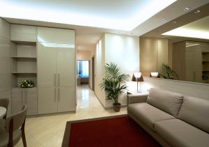 A seating area at Harry's Bar Trevi Luxury Apartments - Mignanelli