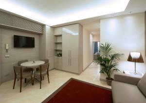 A television and/or entertainment centre at Harry's Bar Trevi Luxury Apartments - Mignanelli