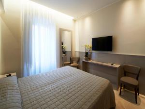 A television and/or entertainment centre at Harry's Bar Trevi Luxury Apartments - Mignanelli