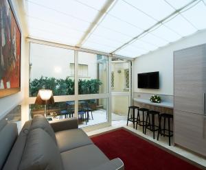 A television and/or entertainment centre at Harry's Bar Trevi Luxury Apartments - Mignanelli