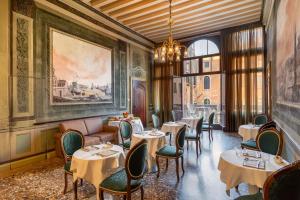 A restaurant or other place to eat at Sogno di Giulietta e Romeo