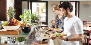 ブダペストにあるThree Corners Hotel Artの男女