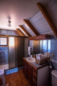 プコンにあるB&B HMüllerの広いバスルーム(洗面台、トイレ付)