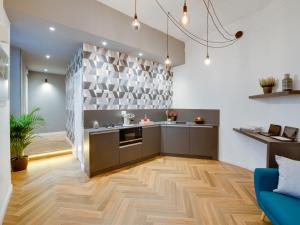een keuken met houten vloeren en een blauwe bank bij The Right Place - Guest House in Rome