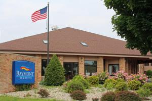 un edificio con una bandera americana delante de él en Baymont by Wyndham Battle Creek Downtown, en Battle Creek