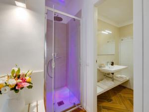 ein Bad mit einer Dusche und einem Waschbecken in der Unterkunft The Right Place - Guest House in Rom
