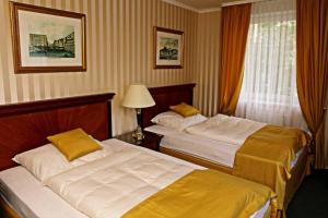 カダニにあるPenzion Movaのベッド2台と窓が備わるホテルルームです。
