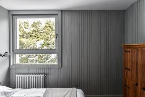 um quarto com uma cama e uma janela em Appartement La Vallée Blanche avec parking gratuit em Chamonix-Mont-Blanc