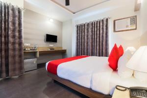 Postel nebo postele na pokoji v ubytování Hotel Gulmohar Grand