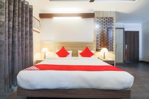 Postel nebo postele na pokoji v ubytování Hotel Gulmohar Grand