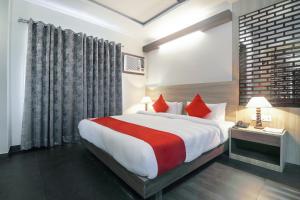 Postel nebo postele na pokoji v ubytování Hotel Gulmohar Grand