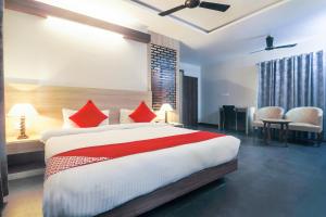 Postel nebo postele na pokoji v ubytování Hotel Gulmohar Grand