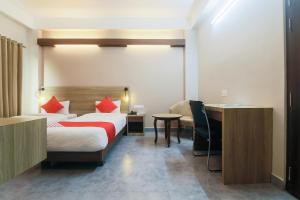 Postel nebo postele na pokoji v ubytování Hotel Gulmohar Grand