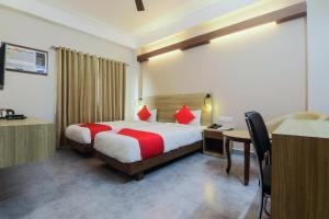 Postel nebo postele na pokoji v ubytování Hotel Gulmohar Grand + 34 fotografií