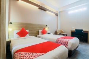 Postel nebo postele na pokoji v ubytování Hotel Gulmohar Grand