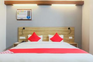 Postel nebo postele na pokoji v ubytování Hotel Gulmohar Grand