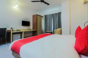 Postel nebo postele na pokoji v ubytování Hotel Gulmohar Grand