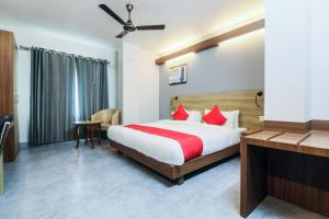 Postel nebo postele na pokoji v ubytování Hotel Gulmohar Grand