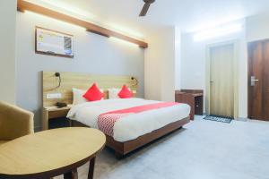 Postel nebo postele na pokoji v ubytování Hotel Gulmohar Grand