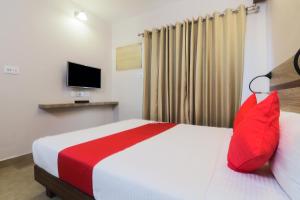 Postel nebo postele na pokoji v ubytování Hotel Gulmohar Grand