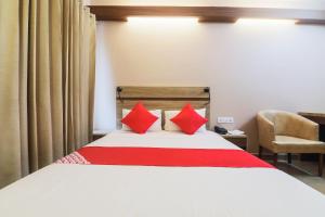 Postel nebo postele na pokoji v ubytování Hotel Gulmohar Grand