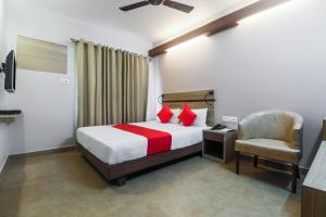 Postel nebo postele na pokoji v ubytování Hotel Gulmohar Grand