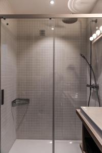 um chuveiro com uma porta de vidro na casa de banho em Appartement La Vallée Blanche avec parking gratuit em Chamonix-Mont-Blanc