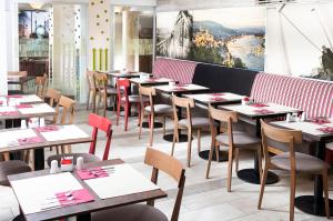 een rij tafels en stoelen in een restaurant bij Three Corners Hotel Art in Boedapest